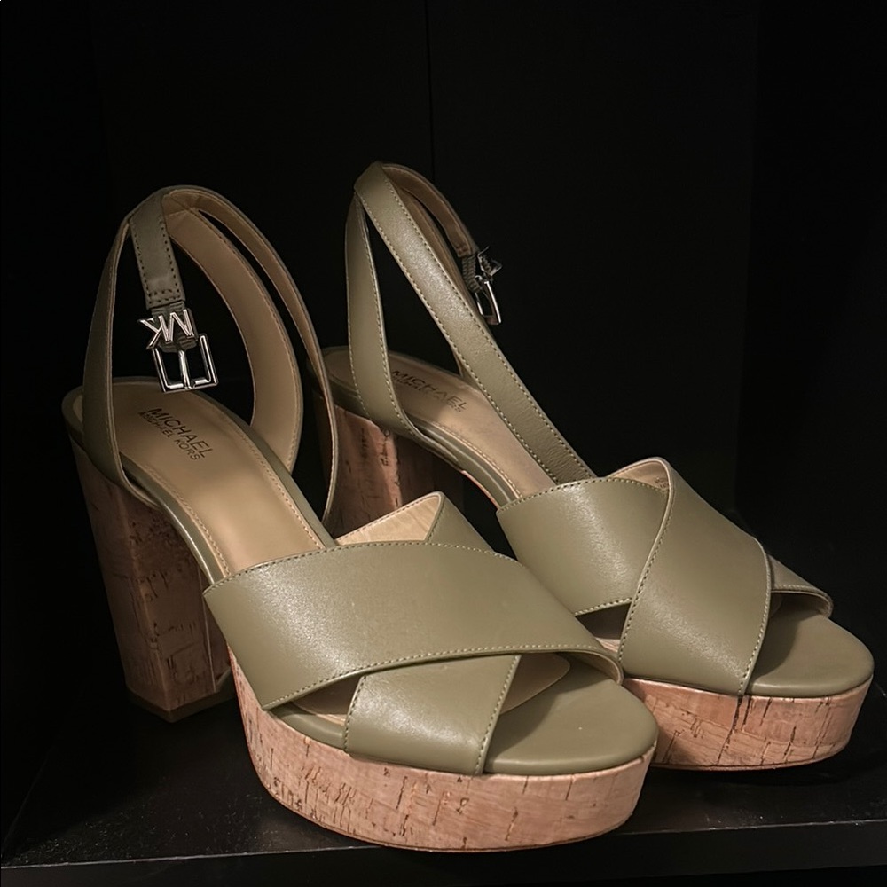 Michael Kors size 7, Women's Olive Green Platform Sandals